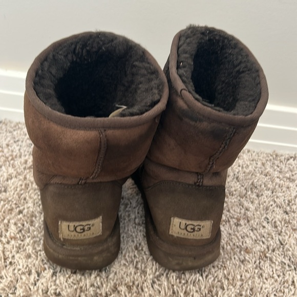 Women’s Dark Brown UGG. - Picture 3 of 5